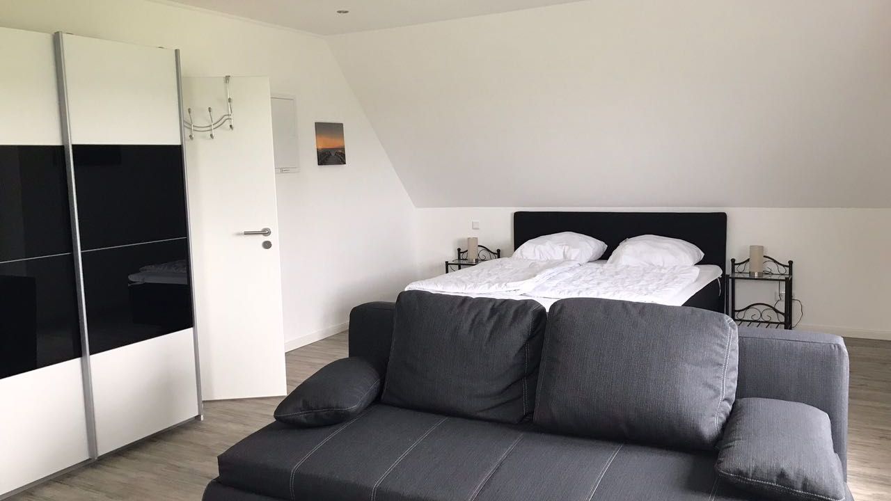 Schlafsoafa und Boxspringbett Schlafsoafa und Boxspringbett